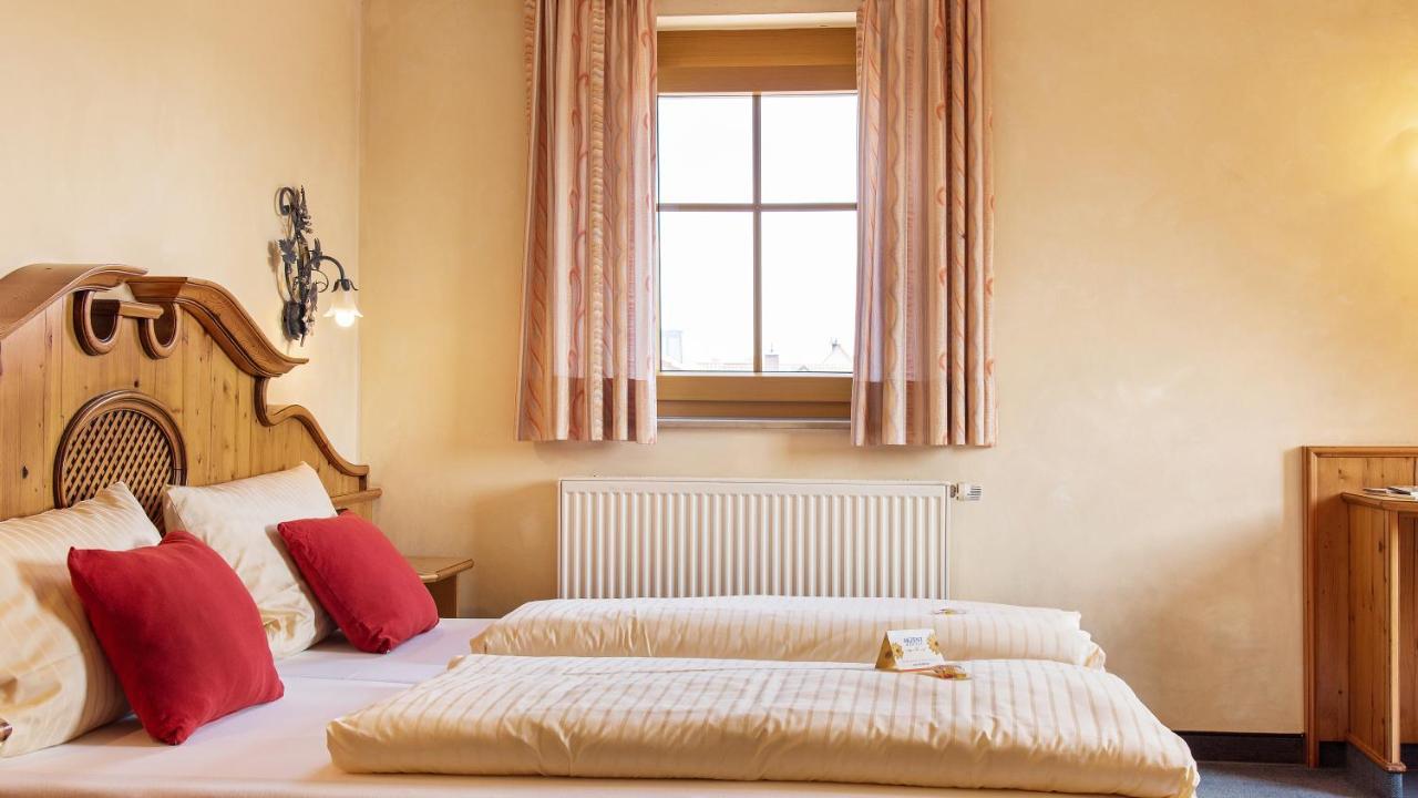 Akzent Hotel Krone Helmstadt エクステリア 写真