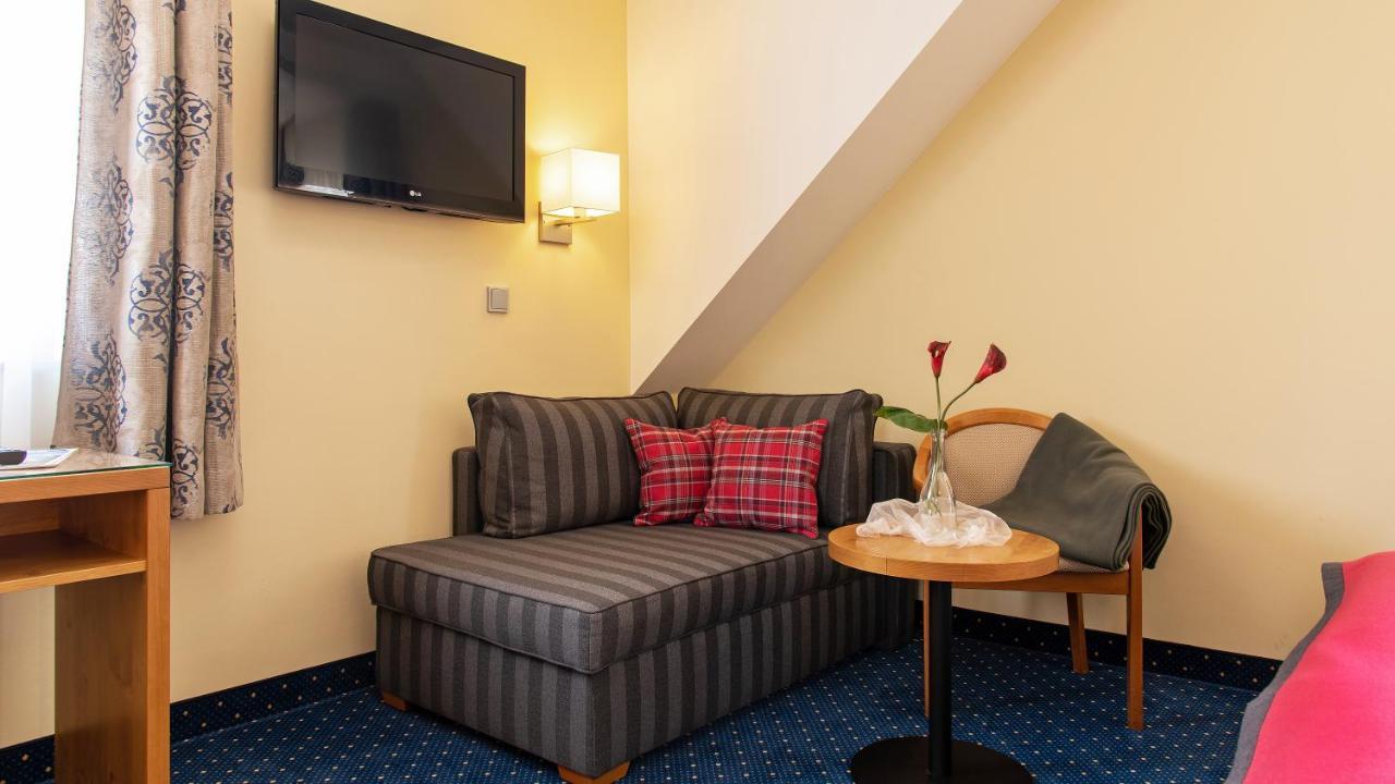 Akzent Hotel Krone Helmstadt エクステリア 写真