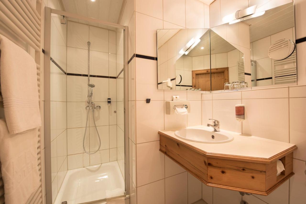 Akzent Hotel Krone Helmstadt エクステリア 写真