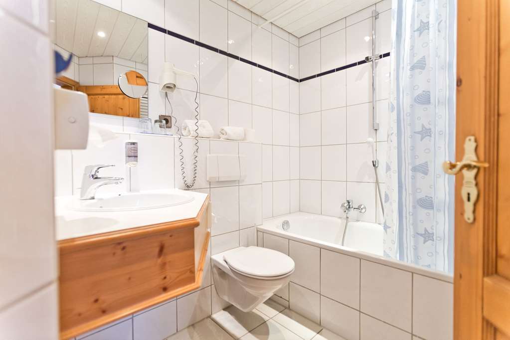 Akzent Hotel Krone Helmstadt エクステリア 写真