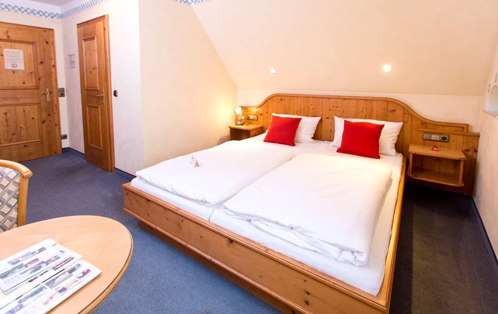 Akzent Hotel Krone Helmstadt エクステリア 写真
