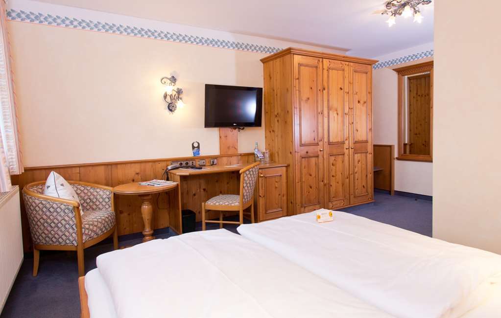 Akzent Hotel Krone Helmstadt エクステリア 写真