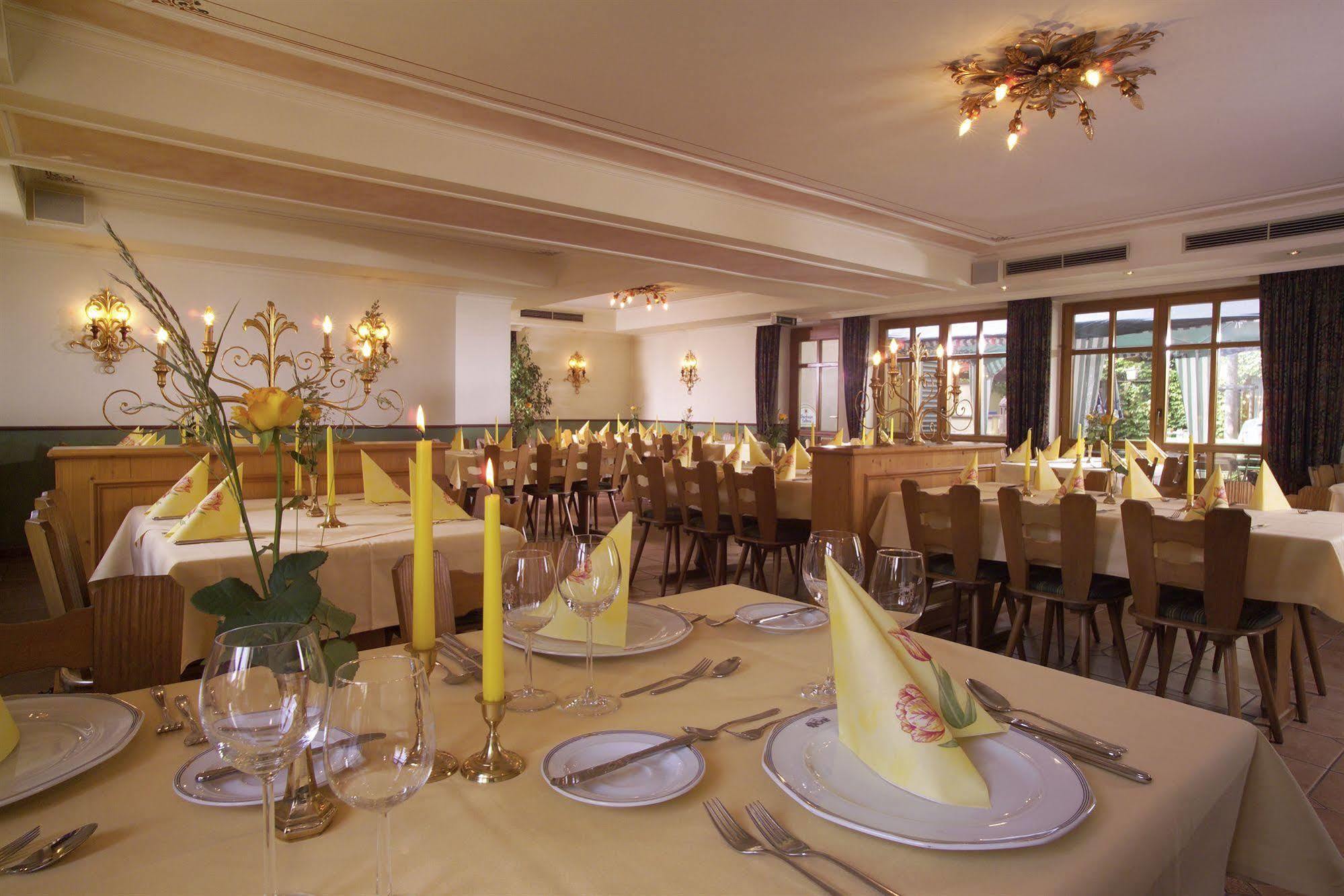 Akzent Hotel Krone Helmstadt エクステリア 写真