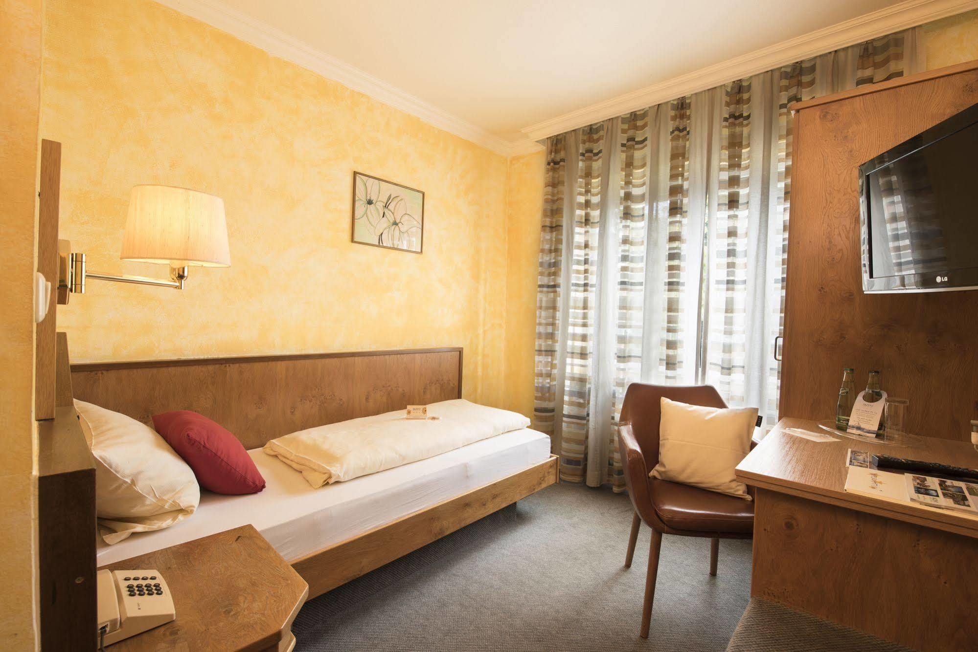Akzent Hotel Krone Helmstadt エクステリア 写真