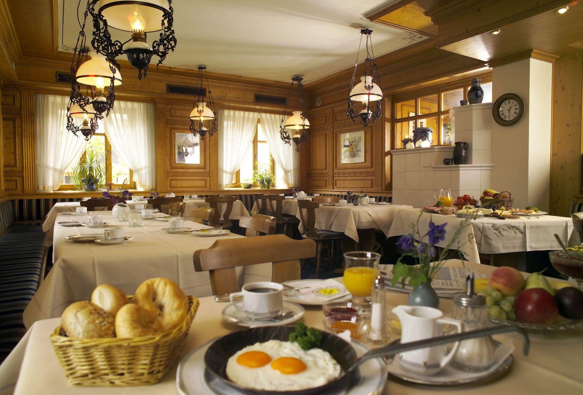 Akzent Hotel Krone Helmstadt エクステリア 写真